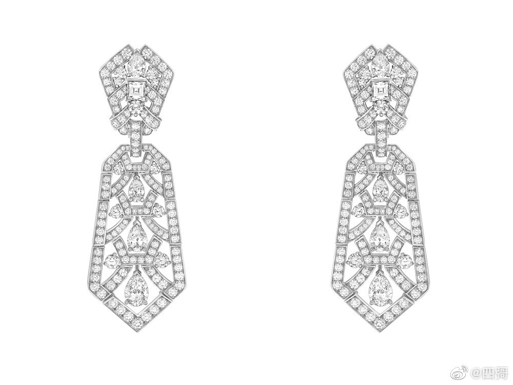 Van Cleef & Arpels Legend of Diamonds 高级珠宝系列的第二篇章——「White Diamond Variations」，致敬无色钻石纯净而闪耀的天然华彩。新系列共呈现82件独一款作品，世家巧妙将钻石融入经典主题设计，如同钻石谱写的珠宝乐章。 ​​​