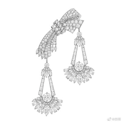 Van Cleef & Arpels Legend of Diamonds 高级珠宝系列的第二篇章——「White Diamond Variations」，致敬无色钻石纯净而闪耀的天然华彩。新系列共呈现82件独一款作品，世家巧妙将钻石融入经典主题设计，如同钻石谱…