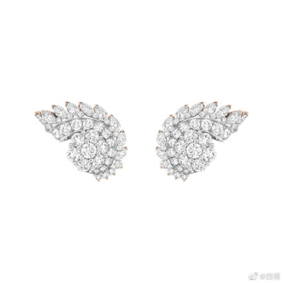 Van Cleef & Arpels Legend of Diamonds 高级珠宝系列的第二篇章——「White Diamond Variations」，致敬无色钻石纯净而闪耀的天然华彩。新系列共呈现82件独一款作品，世家巧妙将钻石融入经典主题设计，如同钻石谱…