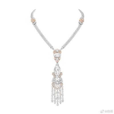 Van Cleef & Arpels Legend of Diamonds 高级珠宝系列的第二篇章——「White Diamond Variations」，致敬无色钻石纯净而闪耀的天然华彩。新系列共呈现82件独一款作品，世家巧妙将钻石融入经典主题设计，如同钻石谱…