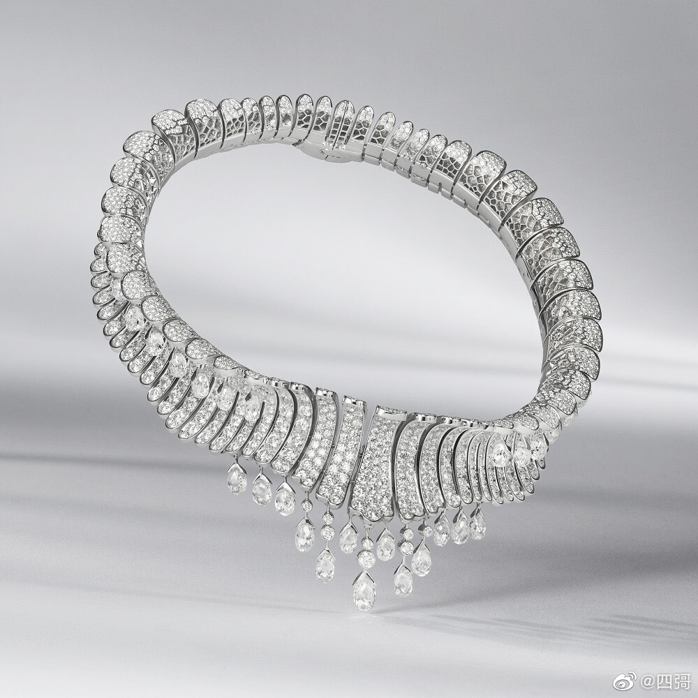 Van Cleef & Arpels Legend of Diamonds 高级珠宝系列的第二篇章——「White Diamond Variations」，致敬无色钻石纯净而闪耀的天然华彩。新系列共呈现82件独一款作品，世家巧妙将钻石融入经典主题设计，如同钻石谱写的珠宝乐章。 ​​​