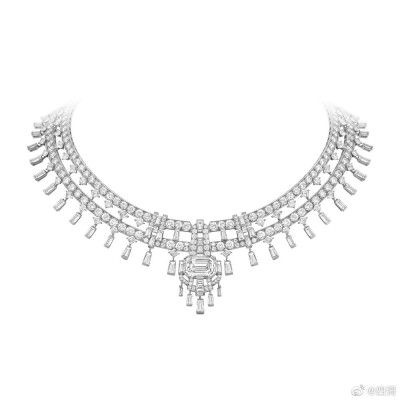 Van Cleef & Arpels Legend of Diamonds 高级珠宝系列的第二篇章——「White Diamond Variations」，致敬无色钻石纯净而闪耀的天然华彩。新系列共呈现82件独一款作品，世家巧妙将钻石融入经典主题设计，如同钻石谱…