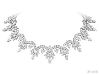 Van Cleef & Arpels Legend of Diamonds 高级珠宝系列的第二篇章——「White Diamond Variations」，致敬无色钻石纯净而闪耀的天然华彩。新系列共呈现82件独一款作品，世家巧妙将钻石融入经典主题设计，如同钻石谱…