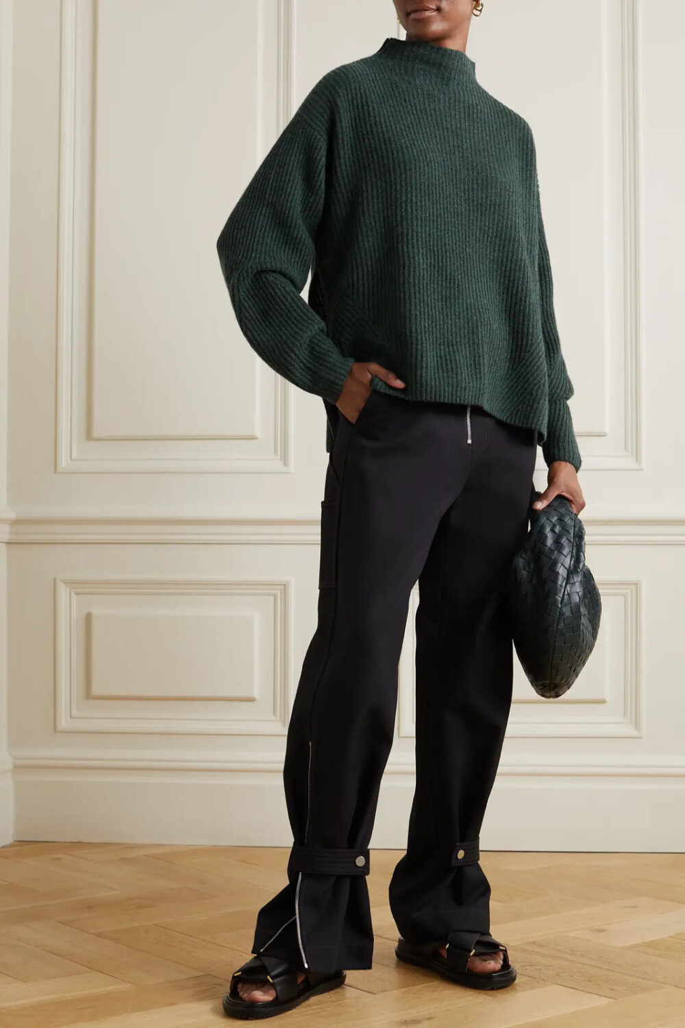 Le Kasha 表示，这款 “Iowa” 毛衣可谓是日常穿搭的理想之选。单品以获得全球有机纺织品标准（GOTS）认证的有机羊绒制成，面料来自注重动物福利和生态影响的农场。它质感尤为柔软，落肩与侧开衩令版型更显宽松，带来舒适穿感。建议搭配精裁裤或休闲裤。