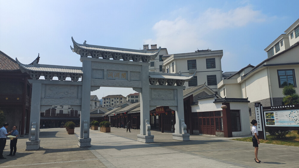 美丽吉安：景点打卡之安福县洞渊阁文旅街区
安福县洞渊阁文旅街区位于县城泸水河南岸的千年古桥集仙桥旁，于2020年8月底正式实施，2021年12月完工。目前已成为外来游客和本地市民的旅游网红打卡地、休闲购物好去处。