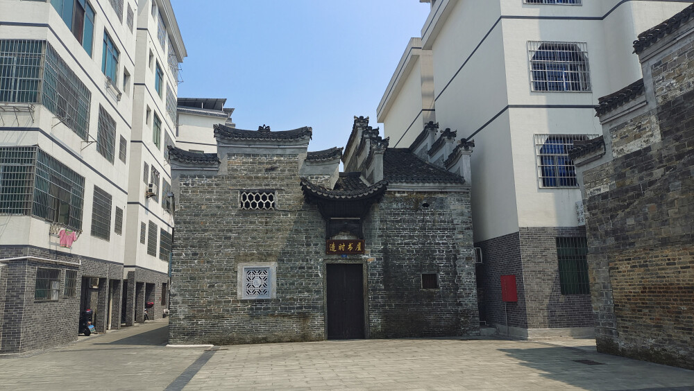 美丽吉安：景点打卡之安福县洞渊阁文旅街区
安福县洞渊阁文旅街区位于县城泸水河南岸的千年古桥集仙桥旁，于2020年8月底正式实施，2021年12月完工。目前已成为外来游客和本地市民的旅游网红打卡地、休闲购物好去处。