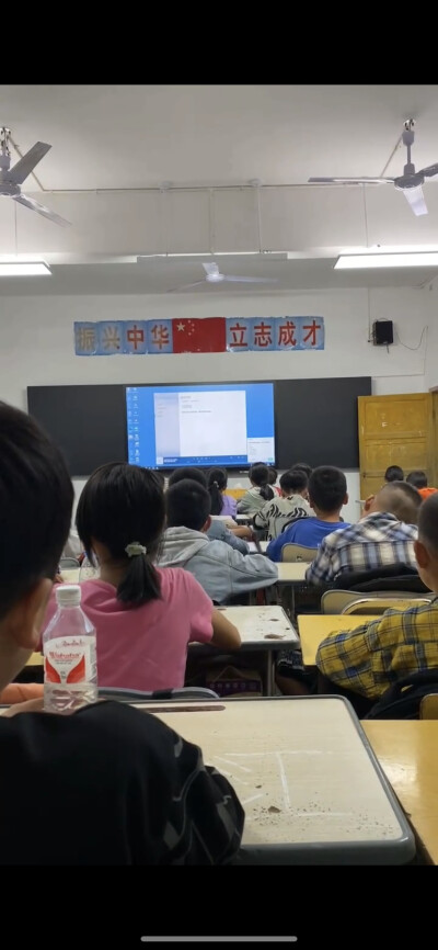 19:27
咱就是说，就这么开学了…
这学期还多了晚自习？
这么悲伤的事儿当然要拿出来分享一下哦，呜呜
不过没当班主任、周五上半天课、节奏慢这些也足以让我拥有自己的时间去做想做的事儿了…