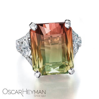 Oscar Heyman 白金戒指 双色碧玺 钻石 22.02ct Emerald Cut Bi-Color Tourmaline, set with a split shank containing square diamonds