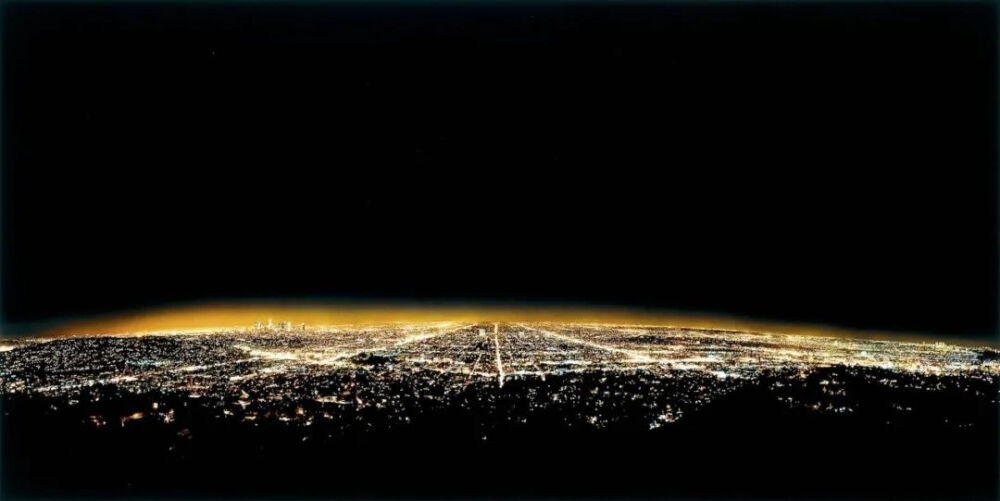 安德烈亚斯·古尔斯基《Los Angeles》，复合媒材，207×362cm，1998年，2008年在苏富比伦敦成交价约290万美元