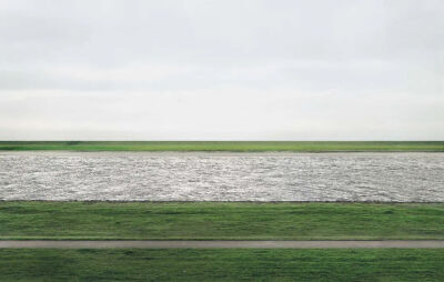 安德烈亚斯·古尔斯基《Rhein II》，复合媒材，185.4×363.5cm，1999年，2011年在佳士得纽约成交价约434万美元，2011-2022年为全球最贵的摄影作品。据称，澳大利亚摄影师Peter Lik的作品《Phantom》于2014年以650万美…