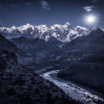 他会找到别的月光，你也会有你的月亮