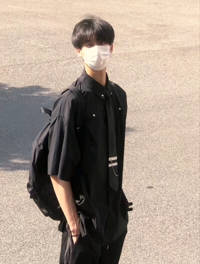 心动男嘉宾，戴口罩