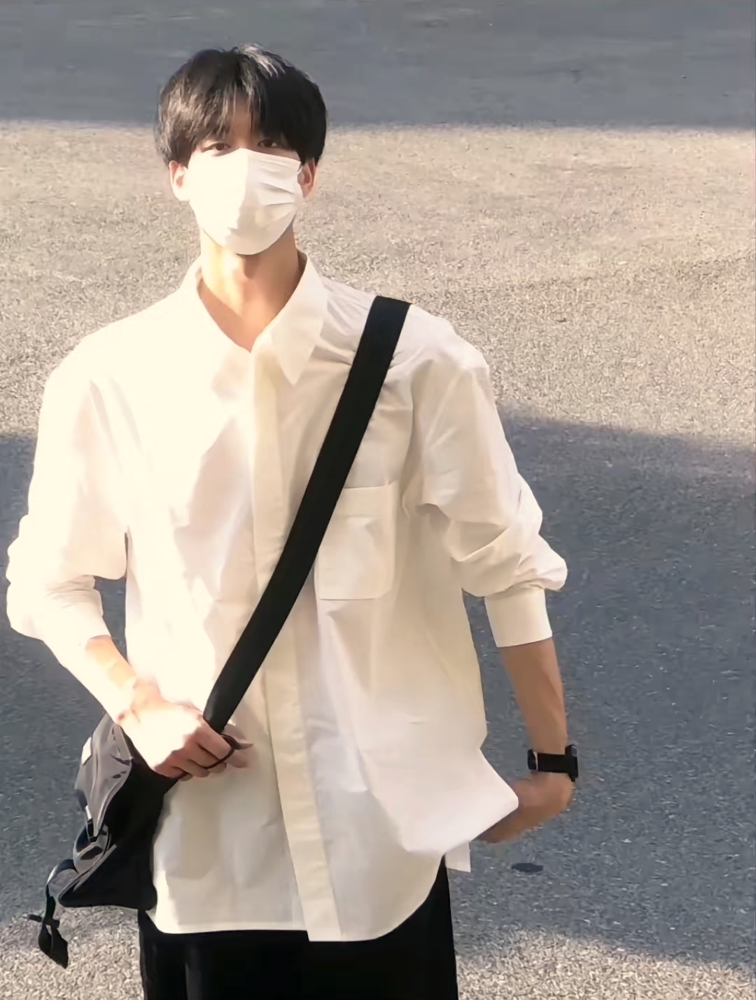 心动男嘉宾，戴口罩