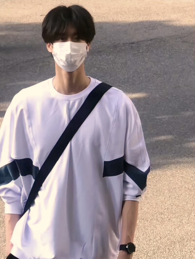 心动男嘉宾，戴口罩