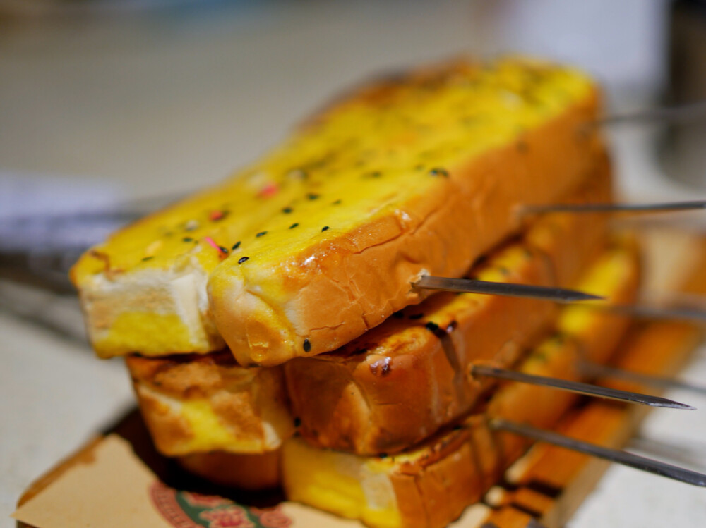 威海这边的大黑虫子竟然炖得胡椒汤浙江都是炖小米粥诶
比巴掌还要大的乳山蚝王淋些许青柠汁就能嗦到最极致的甘甜
海胆比日料店的还灵飞蟹每只都胖嘟嘟烤面包太大块太顶了烤海肠到底是什么东海表示不出这玩意儿哈哈哈