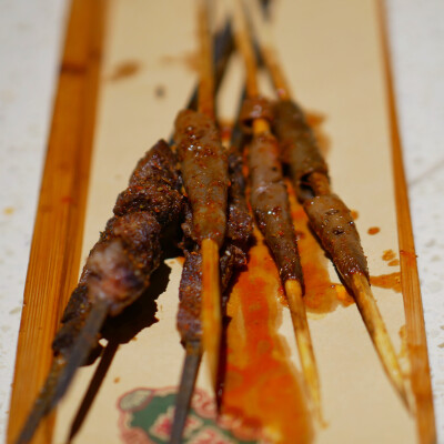 威海这边的大黑虫子竟然炖得胡椒汤浙江都是炖小米粥诶
比巴掌还要大的乳山蚝王淋些许青柠汁就能嗦到最极致的甘甜
海胆比日料店的还灵飞蟹每只都胖嘟嘟烤面包太大块太顶了烤海肠到底是什么东海表示不出这玩意儿哈哈哈