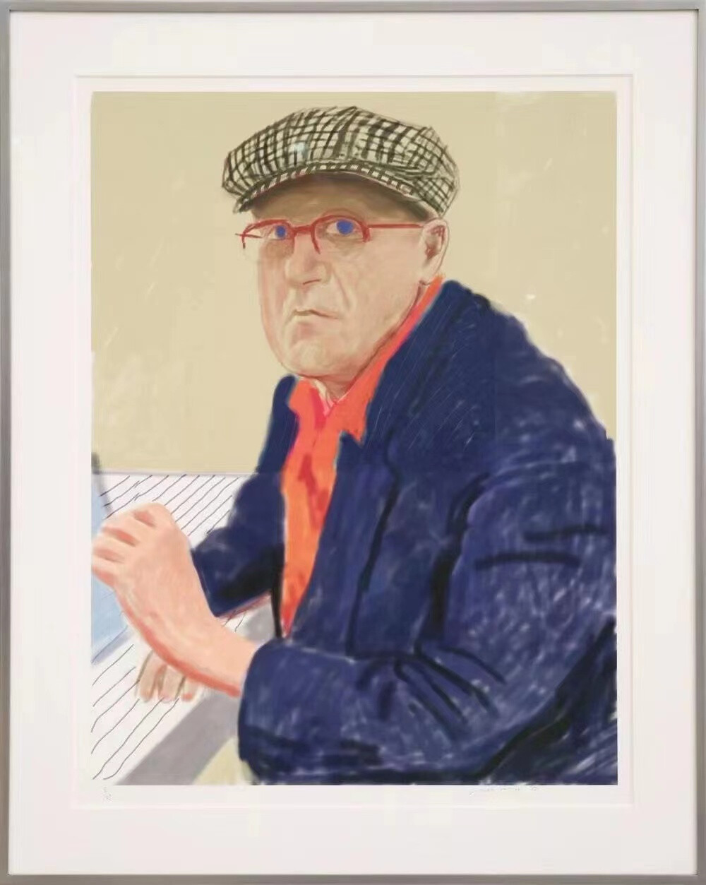 【艺术分享】英国画家大卫.霍克尼（David Hockney）。同时拥有艺术家、摄影师、舞台设计师等多重身份的他，总以新的尝试和始终有着清楚脉络的创作方式，在这数十年来持续引领艺术创作者和观者思考色彩与空间关系，并创作出了西方美术史近半个世纪以来识别度最高的绘画系列。
除了作品本身的魔力之外，霍克尼足以担负起当代最有影响力艺术家的名声，大概肇基于他绘画以外的坚实理论基础。在他的言谈与作品中时时流露出他独到创作理论的贯彻：「我多数不是在户外大自然中画的，而是根据速写和记忆在工作室里画的。」他表示为了让画作的画面更加紧凑，他偏好使用多种对比强烈的色彩，尝试赋予画面更好的几何感。
他作品所使用的