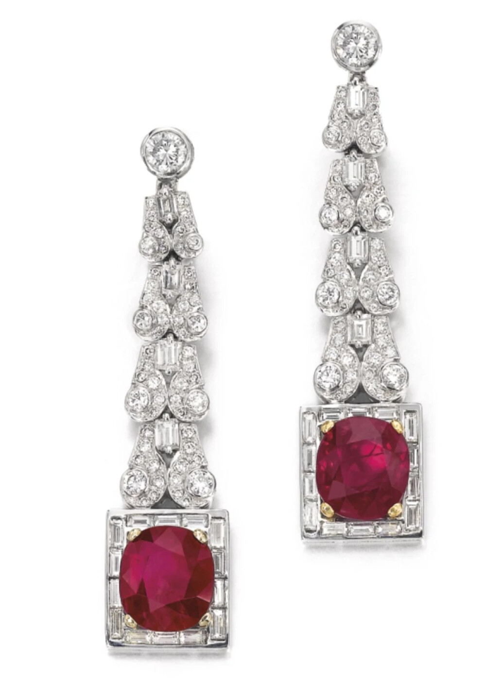 红宝石配钻石耳环一对，各垂1颗古垫形红宝石，分别重7.33及7.79克拉。