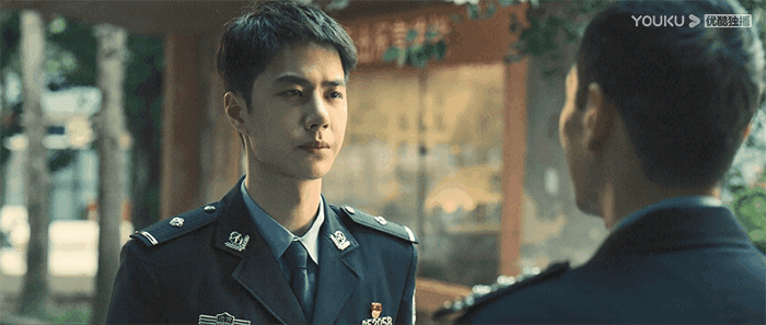 优酷：
#林局陈宇谈心好有父子感# 林局@演员王劲松 在自己要离开云河之前，对陈宇@UNIQ-王一博 进行了一番嘱托，让他不要怀疑自己。这一次林局和陈宇的对话是一场新老两代传承的走心局，是亦父亦子的两个人的一次谈心。酷酷子真的被两个人的走心对话感动到了！#冰雨火双王组合走心局# #冰雨火# ​​​