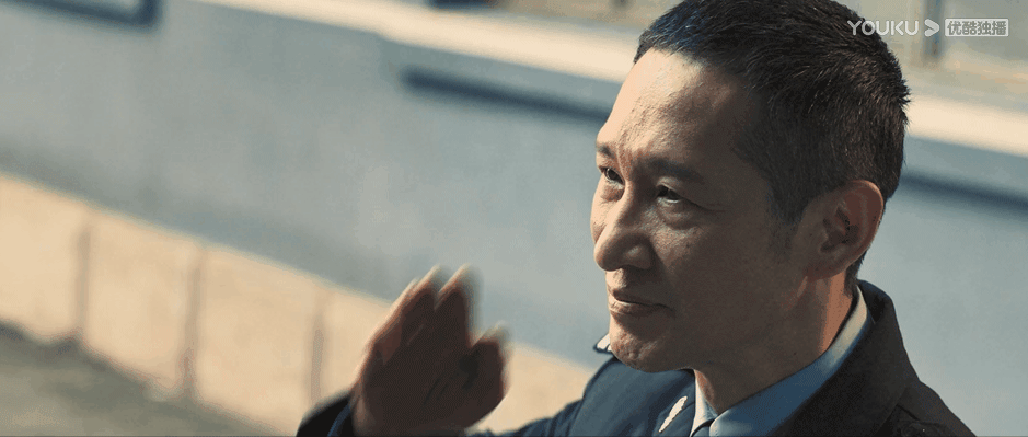 优酷：
#林局陈宇谈心好有父子感# 林局@演员王劲松 在自己要离开云河之前，对陈宇@UNIQ-王一博 进行了一番嘱托，让他不要怀疑自己。这一次林局和陈宇的对话是一场新老两代传承的走心局，是亦父亦子的两个人的一次谈心。酷酷子真的被两个人的走心对话感动到了！#冰雨火双王组合走心局# #冰雨火# ​​​