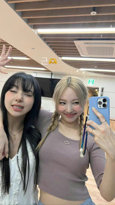 chaeyoung & nayeon
©logo 侵权删.