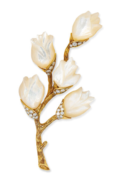Sterlé 珍珠胸针 1964年 镶嵌雕纹珍珠母贝，圆形切割钻石，黄金底托，9.0厘米。成交价1.25万瑞郎