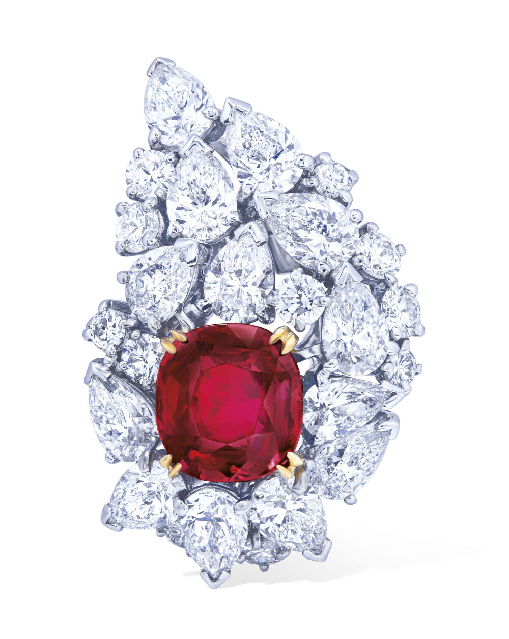 Christie's 佳士得日内瓦秋拍红宝石戒指 主石为一颗3.88ct 枕形切割红宝石，经 Gübelin 和 SSEF 鉴定产自缅甸，未经过加热处理，为「Pigeon Blood 鸽血红」红宝石，主石周围镶嵌水滴形和圆形切割钻石。成交价49.5万瑞郎