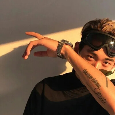 精选帅气冷酷霸道清冷小哥哥头像一波~
“嗯，喜欢你。”
快乐就像空气一样无处不在ʕ⊝ᴥ⊝ʔ
侵权删