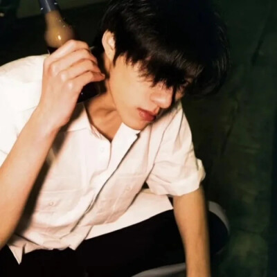 精选帅气冷酷霸道清冷小哥哥头像一波~
“嗯，喜欢你。”
快乐就像空气一样无处不在ʕ⊝ᴥ⊝ʔ
侵权删