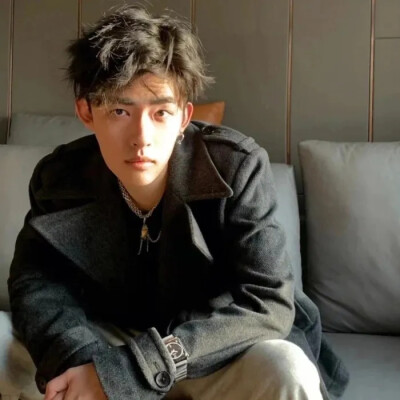 精选帅气冷酷霸道清冷小哥哥头像一波~
“嗯，喜欢你。”
快乐就像空气一样无处不在ʕ⊝ᴥ⊝ʔ
侵权删