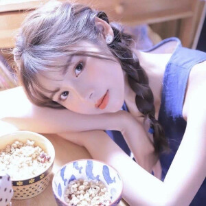 歪头女生头像crins网图