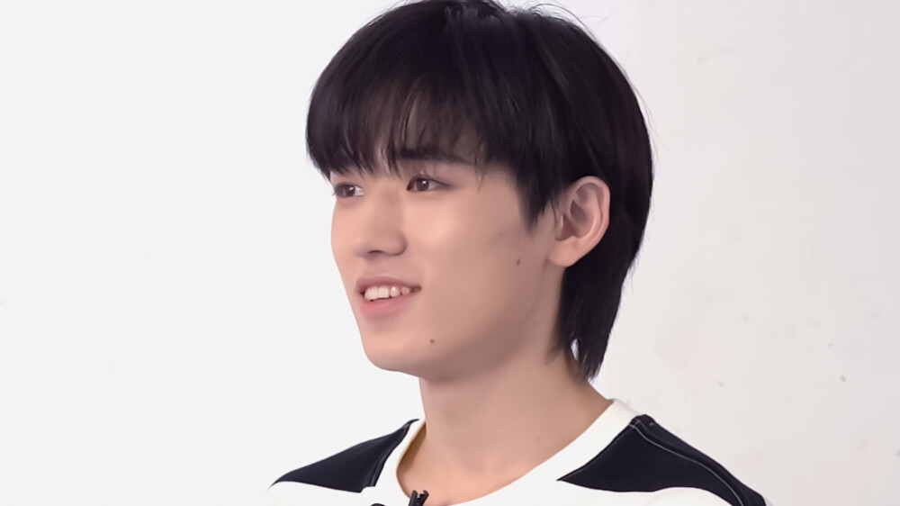 宋亚轩橙光素材 尺寸16:9 拿图dd/收藏专辑 使用注明裴羡鱼 仅自用