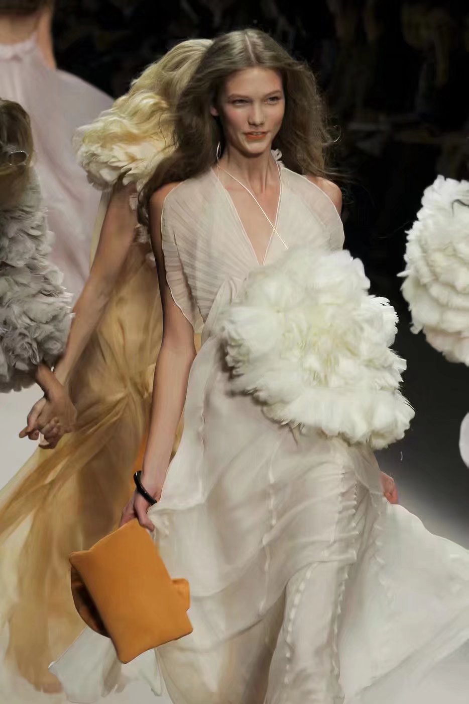 Karlie Kloss（小kk）
16岁时赤脚在2008年Sonia Rykiel巴黎春夏秀
她的笑容自带光 好像仙女一般
​