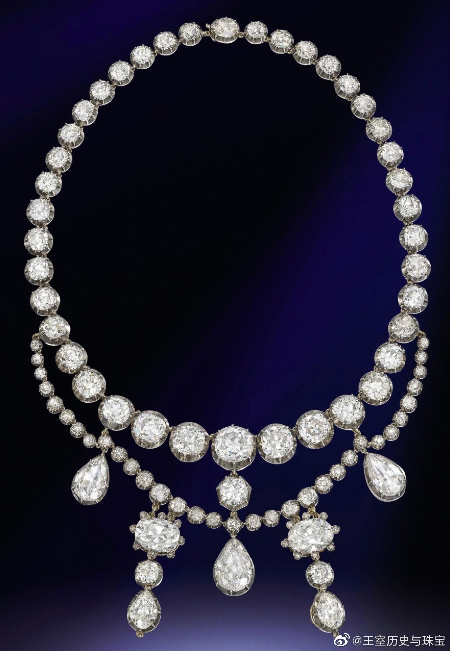 Duchess of Portland’s Diamond Necklace 英国第6代波特兰公爵夫人温妮弗雷德的钻石项链，金银镶材质，来自本土珠宝商Garrard & Co，大约制造于1870年代，主体是一条老式切割的钻石项链，钻石数量超过40颗，外加半圈的小碎钻、一对吊坠和三颗梨形钻石，比一般的爆款钻石项链设计感强很多，而且最外两侧的梨形钻石可拆卸成耳环。
温妮弗雷德在1943年去世后，将珠宝传给儿媳妇艾薇，连续两代人有佩戴照，艾薇走后又留给其长女安妮，安妮最终也在2008年去世，她将钻石项链和其他珠宝留给唯一的外甥威廉，威廉在2010年，一口气把绝大部分的珠宝抛售，钻石项链最终在伦敦佳士得拍卖，估价60w～80w英镑，成交价183.325w，拍得相当高价了。