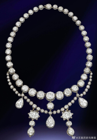 Duchess of Portland’s Diamond Necklace 英国第6代波特兰公爵夫人温妮弗雷德的钻石项链，金银镶材质，来自本土珠宝商Garrard & Co，大约制造于1870年代，主体是一条老式切割的钻石项链，钻石数量超过40颗，外加半…