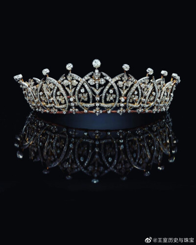 The Hopetoun Diamond Tiara 英国林利斯戈侯爵家族的霍普顿钻石王冠，大约制造于19世纪末，设计属于Belle Époque美好时代风格，以叶片和花型为基础的渐变弧形图案相互交错，层层叠叠变成王冠，顶部镶有圆形钻石作为…