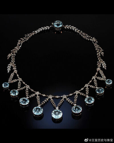 The Battenberg Aquamarine Necklace 英国蒙巴顿伯爵家族的海蓝宝钻石项链，制造于19世纪末～20世纪初，疑似来自罗刹珠宝商Fabergé，项链是由钻石月桂叶串联而成，项链的关节处还有精致小巧的玫瑰花结图案，吊坠是圆…