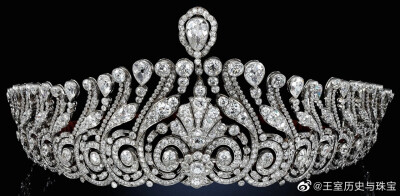 Marquess of Zetland Diamond Tiara 英国泽德兰侯爵家族的钻石王冠，底部是卷轴式设计，顶部是向中间汇聚的簇状线条，主石是棕榈叶图案和梨形大钻石，最早制造于上世纪初，到现在仍属于家族藏品，第2代泽德兰侯爵夫…