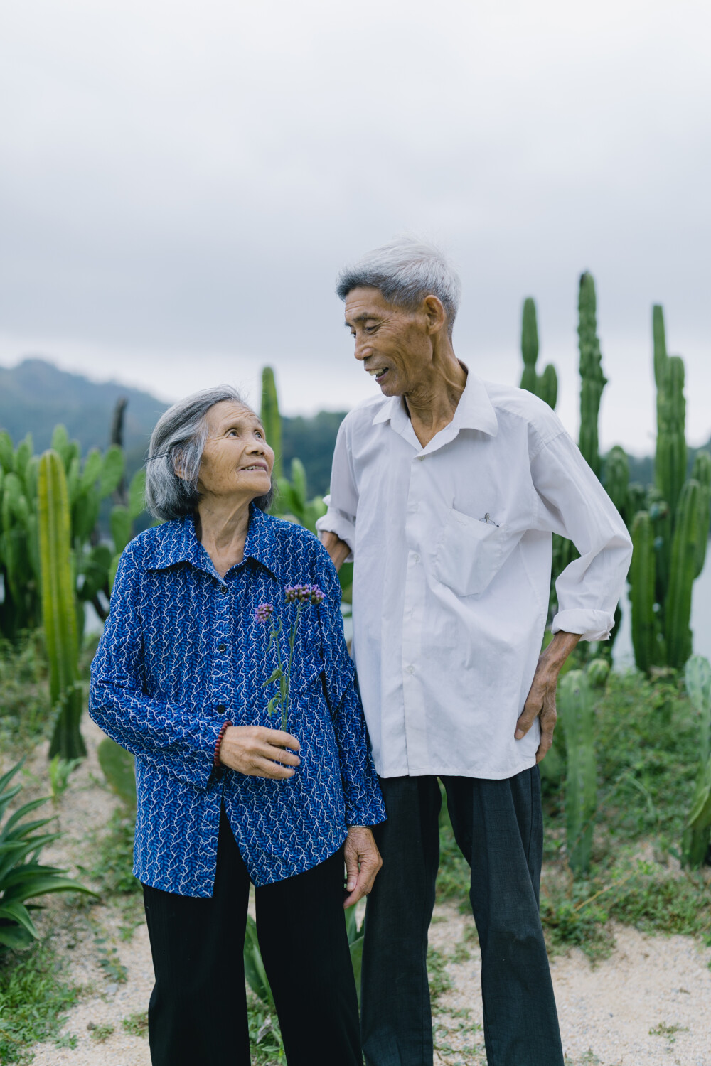 在一起六十年是一种什么体验
摄影：洪小漩
出镜：羽希的爷爷奶奶
“一定要找个时间，请你帮我爷爷奶奶拍一组照片。”这句话，羽希和我提了多次。“好。”我每次都回应得很爽快。
事实上，直到这次请年休假带女儿回浦江，我俩才总算将约定付诸行动。羽希说，今年，是她爷爷奶奶结婚60周年。
见面当日，爷爷穿了白衬衣，灰裤子，奶奶穿了蓝衬衣，黑裤子。另外，两位老人家脚上穿的都是解放鞋，轻便、跟脚。
我招呼菲比，叫阿太。慢热的菲比先是抱着我的腿默不作声，过了好一会儿，才和两位老人家熟络些。
爷爷挽着奶奶的手，笑着开口道：佩佩一定要让我们出来拍，那么大年纪，又不好看，有什么好拍的。