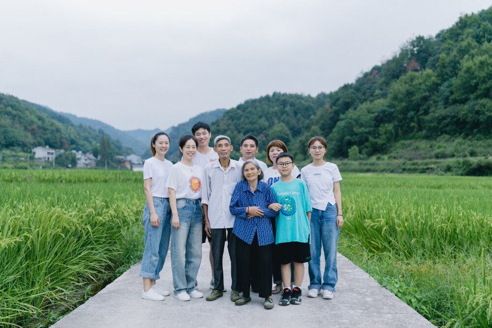 在一起六十年是一种什么体验
摄影：洪小漩
出镜：羽希的爷爷奶奶
“一定要找个时间，请你帮我爷爷奶奶拍一组照片。”这句话，羽希和我提了多次。“好。”我每次都回应得很爽快。
事实上，直到这次请年休假带女儿回浦江，我俩才总算将约定付诸行动。羽希说，今年，是她爷爷奶奶结婚60周年。
见面当日，爷爷穿了白衬衣，灰裤子，奶奶穿了蓝衬衣，黑裤子。另外，两位老人家脚上穿的都是解放鞋，轻便、跟脚。
我招呼菲比，叫阿太。慢热的菲比先是抱着我的腿默不作声，过了好一会儿，才和两位老人家熟络些。
爷爷挽着奶奶的手，笑着开口道：佩佩一定要让我们出来拍，那么大年纪，又不好看，有什么好拍的。
佩佩是羽希的曾用