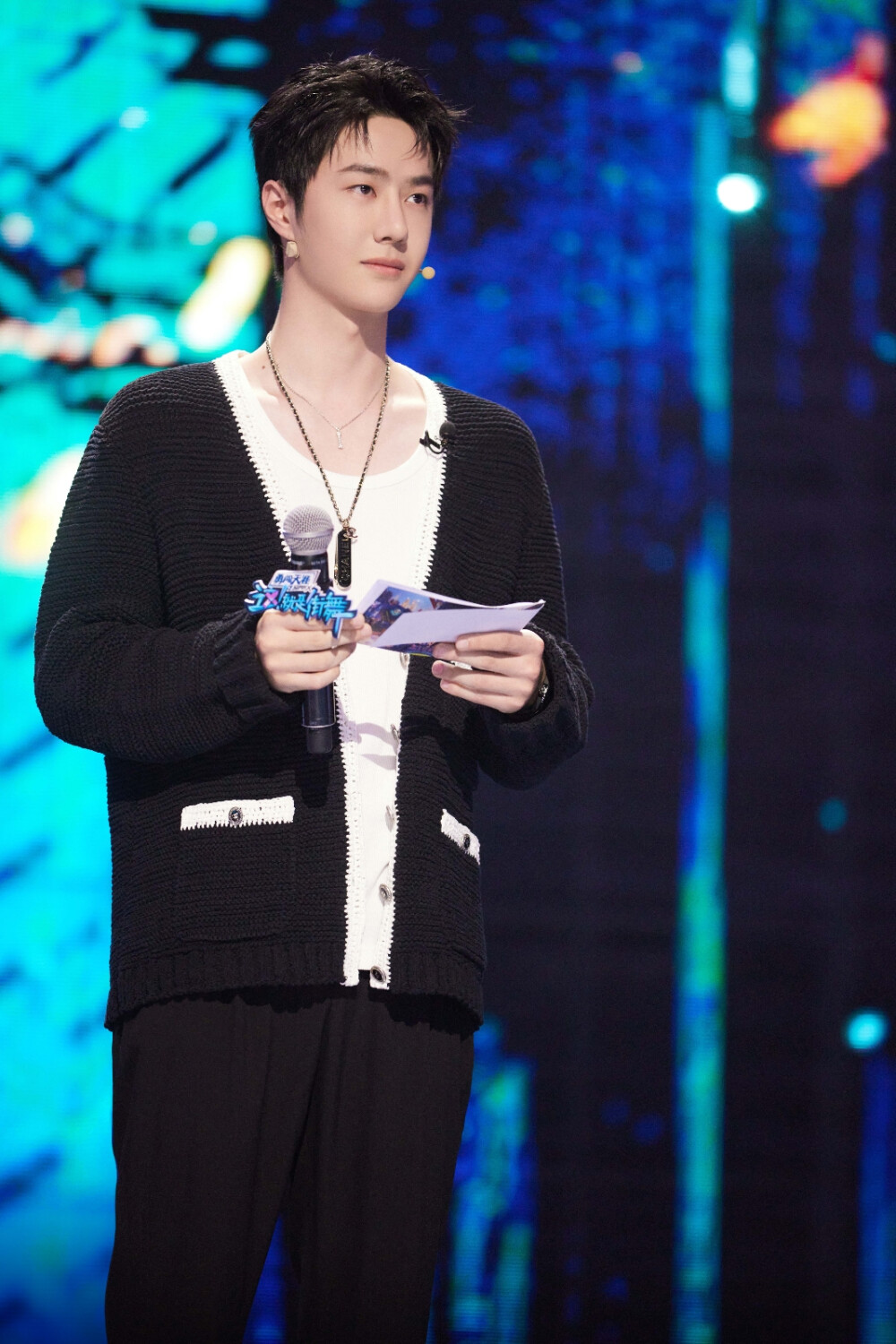 battle暂休,今天来点不一样的@uniq-王一博 "王编剧"拿起话筒与老搭档