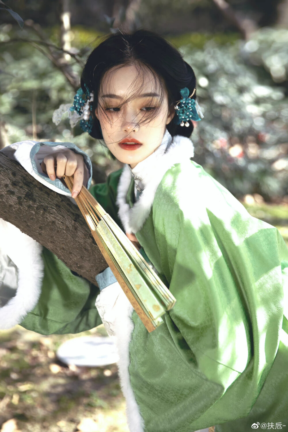 #生而如诗##惊蛰#
是日惊蛰，我得遇一株山中野竹。
出镜@恭喜发财提
摄影@扶卮-
衣服@不知寒工作室
#汉服##苏州约拍# ​​​