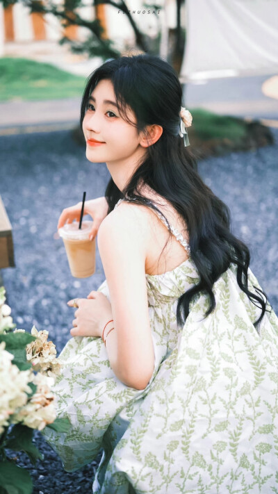 鞠婧祎｜奔赴有你的夏日
cr@伏啄时
#鞠婧祎夏日青草味写真# ​​​