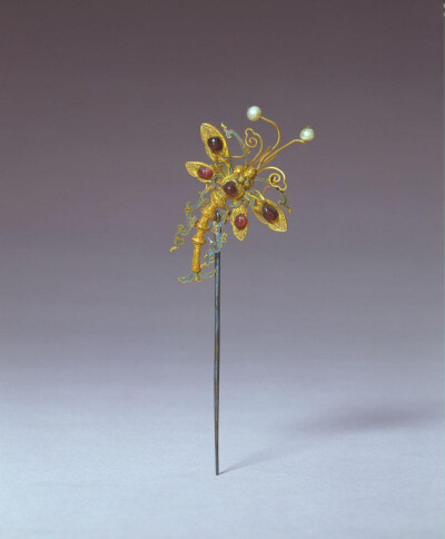 发簪的款式是多种多样的，在古代是以阶级来划分的，最高等级的自然是皇后用的凤簪。发簪的材料也是十分繁杂的，从最开始的骨质和石质的材质到现在金银、玉石等贵重材质，是很大的跨域。