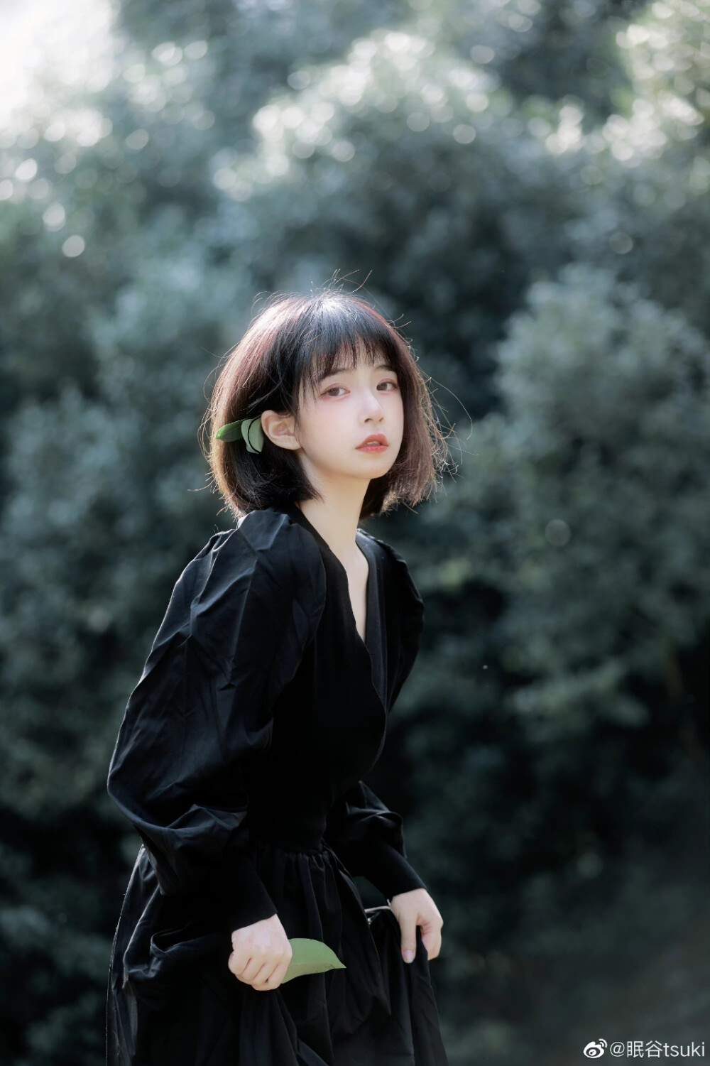 #喜欢拍照也喜欢你#
“你穿过丛林便是月亮”
出镜：@芹菜发儿本发呀
摄影：@眠谷tsuki