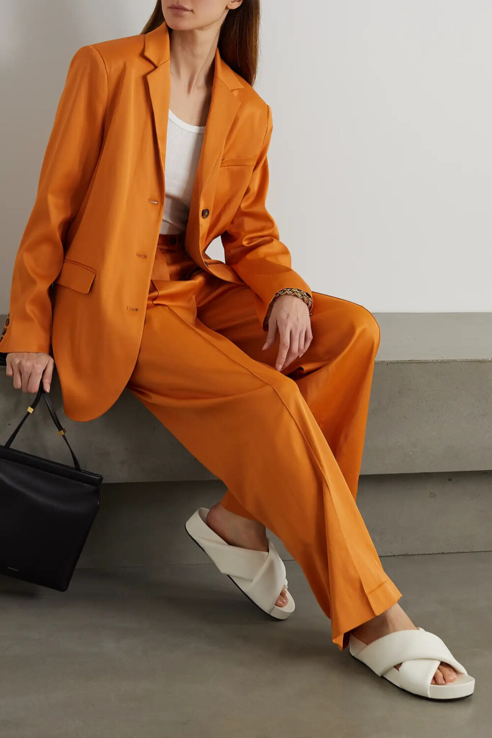 LOULOU STUDIO 的灵感板上，巴黎永远占据着主要地位，品牌每季作品都取材自这一浪漫之都的建筑、艺术与风尚。这款 “Sund” 西装外套以略带弹力的缎布制成，明媚的橙色衣身令人不禁想起当代画廊里的先锋画作。不妨与配套西裤成套搭配，或是搭配你心爱的古着牛仔裤。