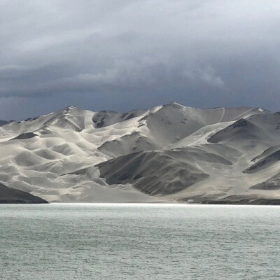 背景｜山川｜风景｜壁纸｜
你说，我们就山居于此吧，胭脂用尽时，桃花就开了。
You said, let's live here on the mountain. When rouge is used up, peach blossoms will bloom.