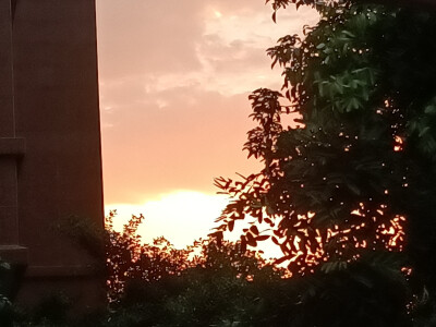 “夕阳很美，当然你也是”