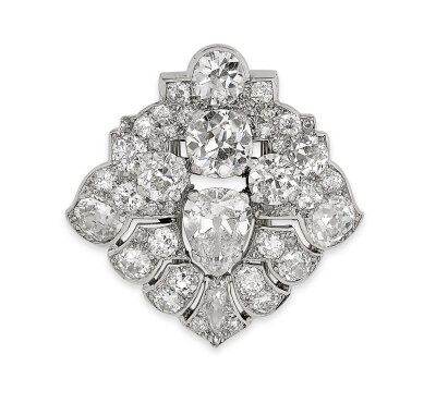 Christie's 佳士得伦敦秋拍 钻石胸针 约1925年 镶嵌老式和玫瑰式切割及梨形钻石，3.2厘米。成交价0.875万英镑 ART DéCO 装饰艺术风格