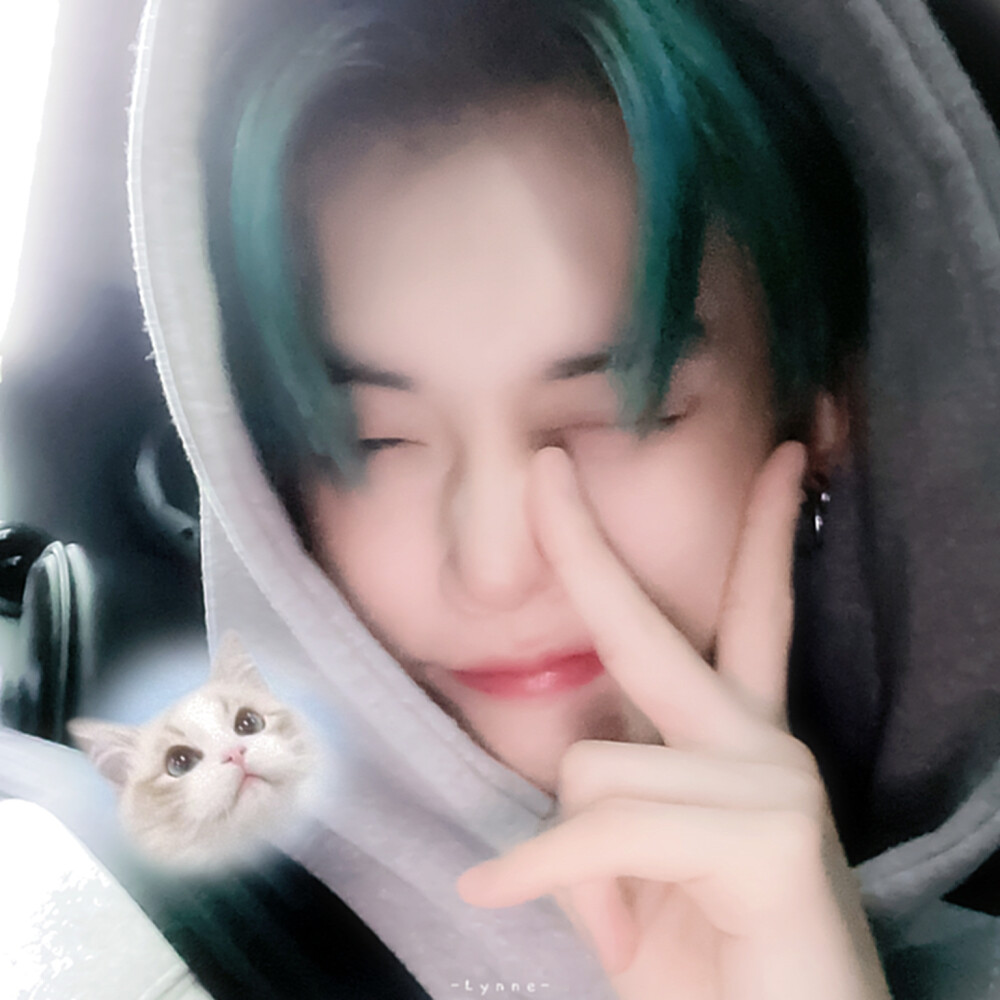 • 崔然竣
· Lynne
° 猫猫想和你玩
所以爬上电脑桌吸引你。